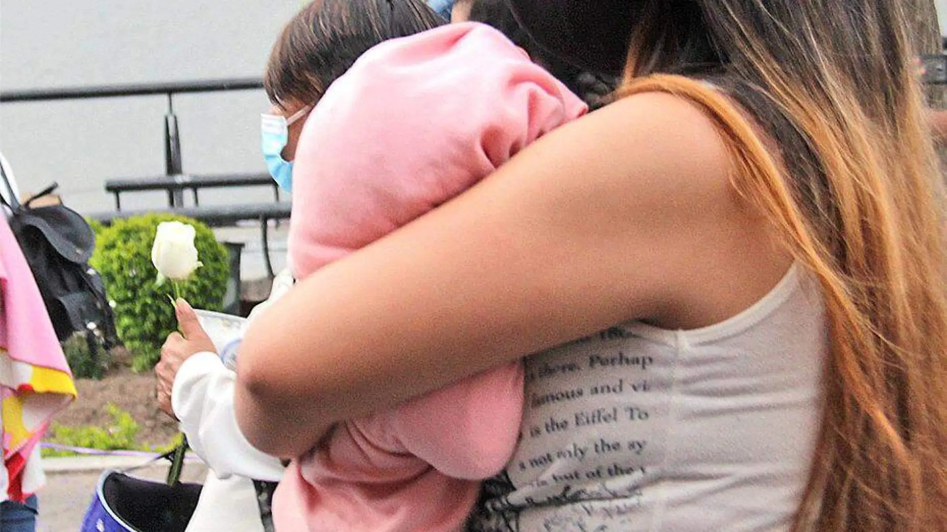 mujer cargando bebe